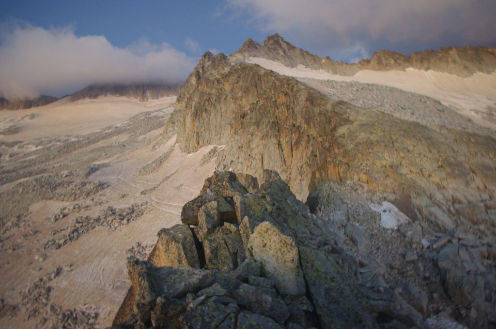 Ridge in order to reach Portillon Superieur. There is another path on the right side a bit lower. 